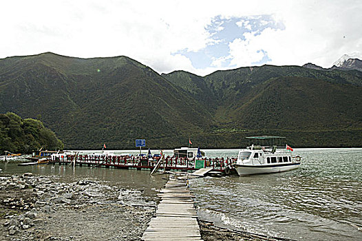 西藏林芝巴松措湖