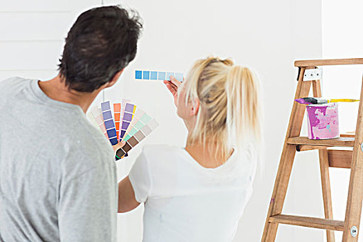 后视图,情侣,选择,彩色,上油漆,房间