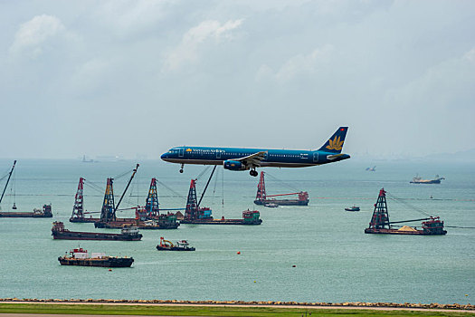 一架越南航空的客机正降落在香港国际机场