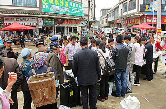 街头普法宣传,法律,宣传,学习,行人,市民,观看,展出,街头,展板普法,学法,知识,露天,活动,普法横幅,政法委,综治办,司法所,派出所,团委,妇联,贵州,威宁,小海镇