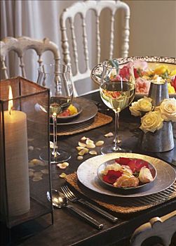 玫瑰,桌饰,蜡烛,白葡萄酒杯