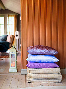一堆,枕头,光泽,丝绸,布,正面,褐色,木,墙壁,靠近,通道,景色,客厅