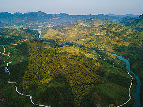 航拍中国南方江河与森林中的公路