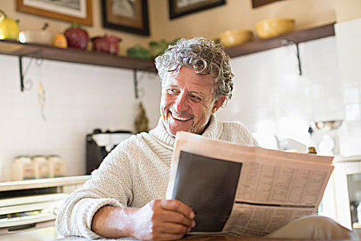 老人,读,报纸,厨房