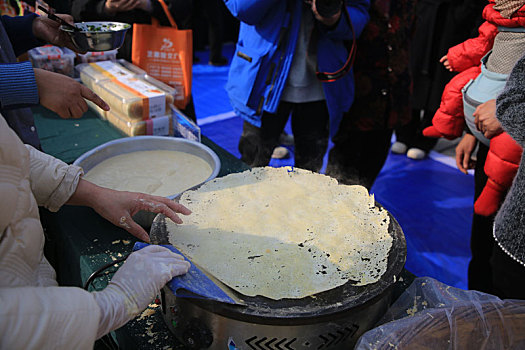 美食节上特色美食诱惑难挡,数千游客纷至沓来争相品尝