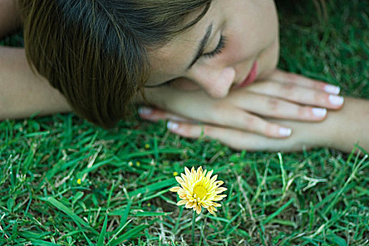 女人,躺着,草,靠近,一个,黄花