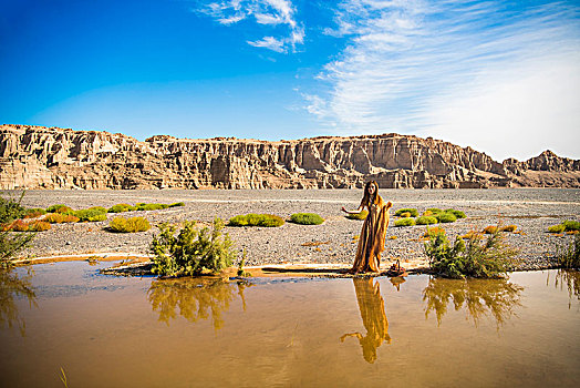 新疆,罗布泊,雅丹地貌,沙漠,沙岩,蓝天,女人,水塘