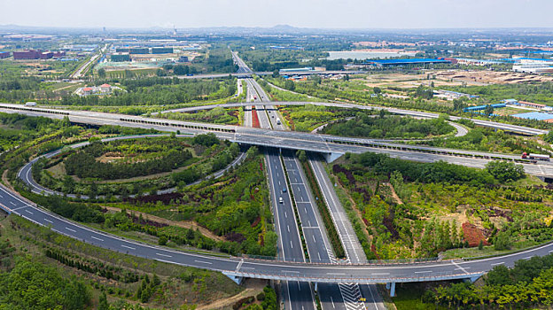 夏季的高速公路立交桥风光