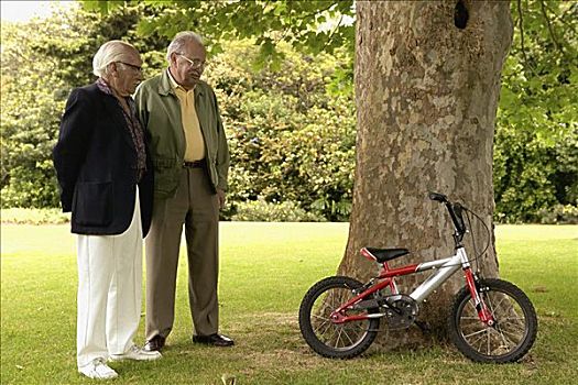 老头,花园,自行车