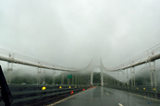 在雨中大桥上行驶
