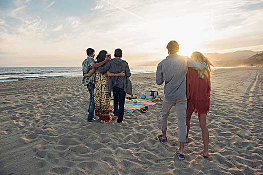 群体,朋友,站立,海滩,搂抱,后视图