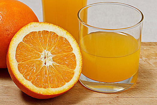 橙子和橙汁及切片