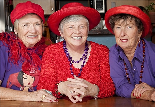 三个,老年,女人,戴着,红色,帽子