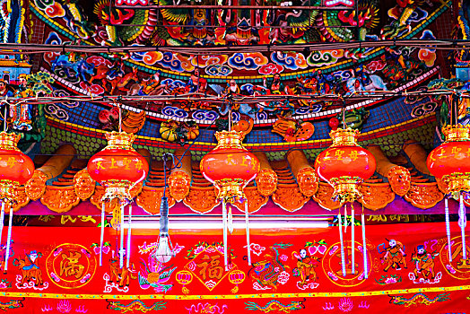 中国传统宗教信仰,虔诚的信众帮忙准备礼仪上用的祭品,黄色的祈福灯