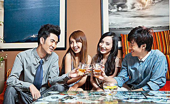 青年男女在酒吧聚會