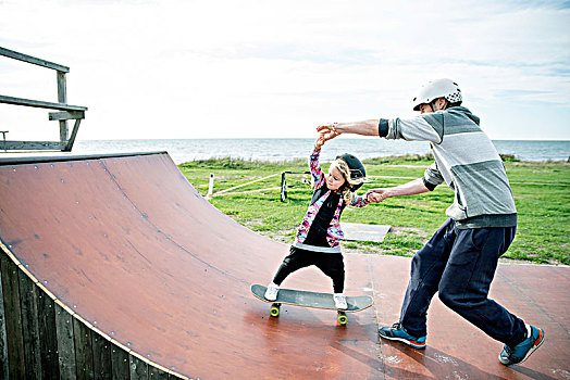 父亲,女儿,滑板