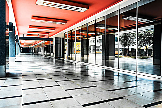 空长走廊的现代化办公楼