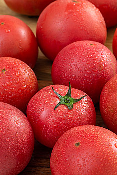 红色大西红柿蔬菜