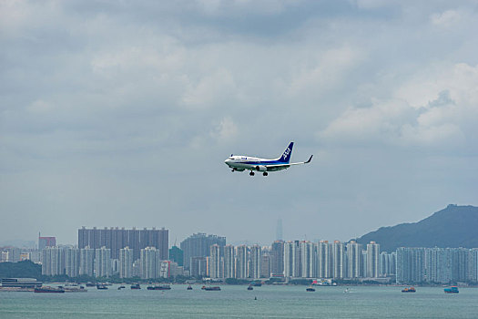 一架日本全日空的客机正降落在香港国际机场