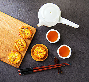 月饼,红茶,筷子