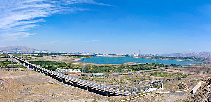 乌鲁木齐红雁池水库和铁路桥全景