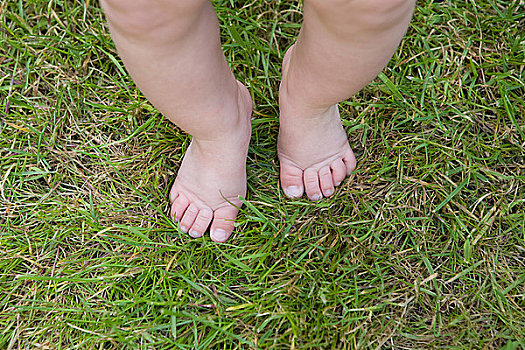 婴儿,腿,脚,草地