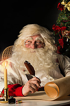 圣诞老人,坐,在家,文字,老,纸卷,清单,羽毛笔,墨水,夜晚,烛光,真诚,旧式,风格,头像