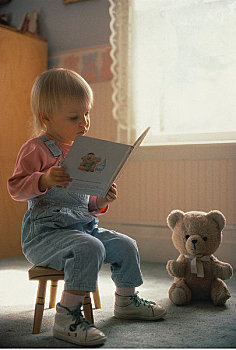 女孩,坐,凳子,读,书本,泰迪熊