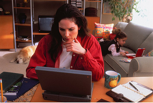 母亲,坐,桌子,使用笔记本,电脑,女儿,玩,沙发