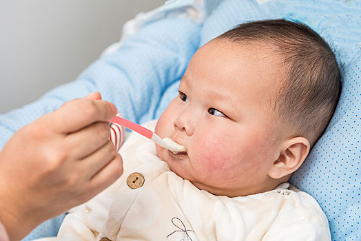 躺著吃米糊的亞洲低月齡嬰兒