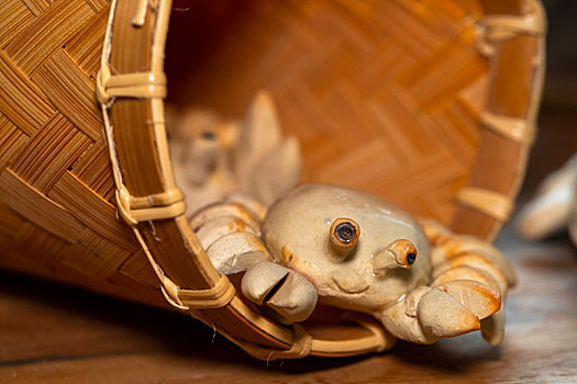 有趣的手工艺品螃蟹与篮子