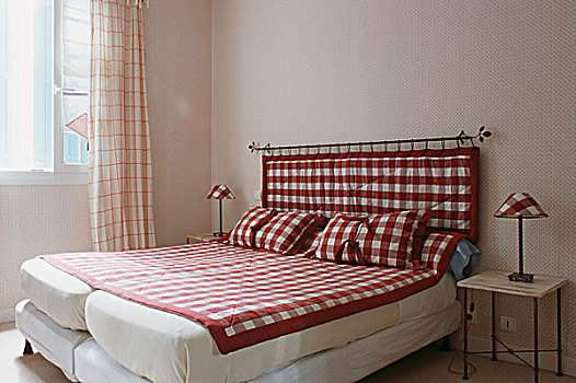 两个,床,靠近,红色,白色,方格,被子