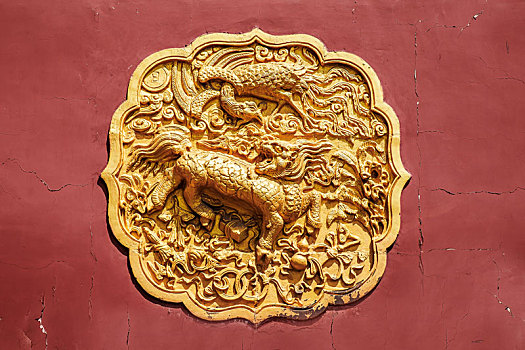 红色照壁上的金色麒麟凤凰浮雕,河南省登封中岳庙照壁