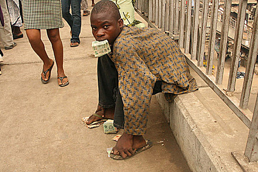 贫穷,缺乏,教育,不理睬,孩子,转,生活,街道,男孩,休闲,步行桥,请求,钱,食物,拉各斯,尼日利亚,十一月,2007年