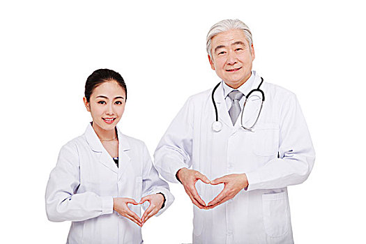 两个东方医生做出心型的手势