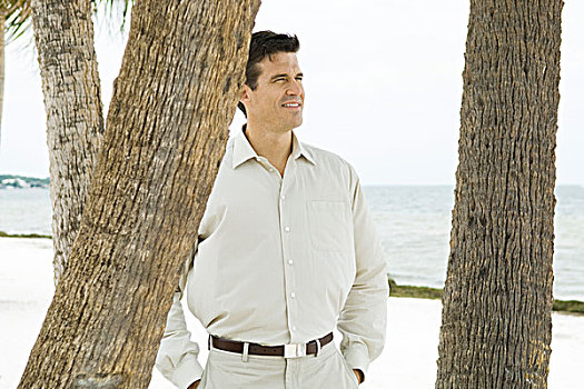 站立,男人,棕榈树,微笑,海洋,背景