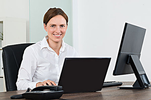 职业女性,工作,笔记本电脑,台式电脑