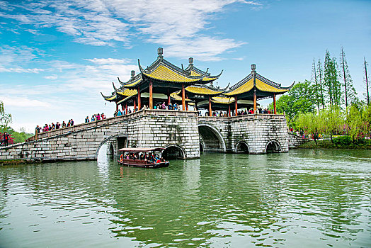 杨州瘦西湖湖上园林水榭上的五亭桥石桥