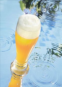 玻璃杯,小麦啤酒,水上