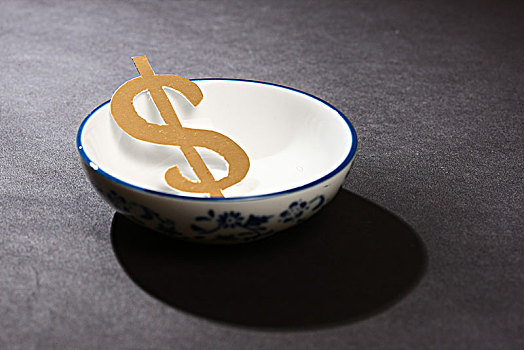 碗碟里的美元货币符号