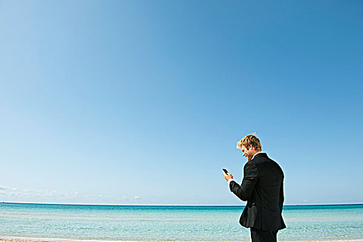 年轻,商务,男人,看,手机,海洋
