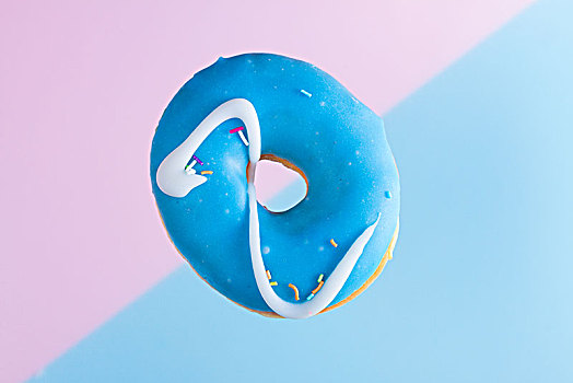 飞,甜甜圈,蓝色背景,一个,落下,甜,油炸圈饼,粉色背景