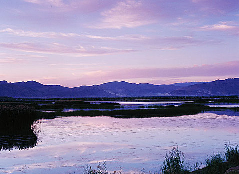 宁夏星海湖与贺兰山