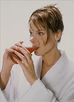 女青年,喝,番茄汁,高,玻璃杯