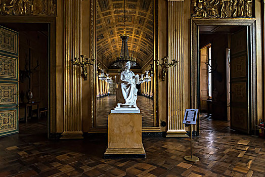 法国贡比涅宫舞厅里的拿破仑母亲雕像