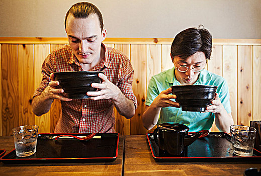 两个人,面条,咖啡,举起,碗,荞麦面,西部,男人,日本人