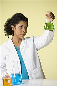 女性,科学家,看,化学品,实验室