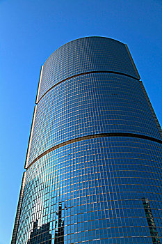 挂满蓝色玻璃的半圆形外立面建筑招商局大厦