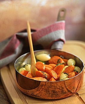 胡萝卜,洋葱,铜锅