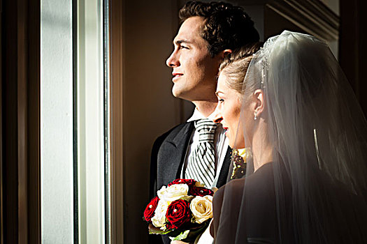 新婚夫妇,站立,窗户,婚礼,看,户外